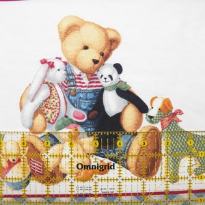 Pode incluir: Tecido com um padr&atilde;o repetido de animais de pel&uacute;cia amig&aacute;veis. Um ursinho de pel&uacute;cia, um panda e um coelho s&atilde;o as figuras centrais, com c&atilde;es e mais ursos no fundo. Os animais usam roupas e acess&oacute;rios. Uma r&eacute;gua transparente com linhas de grade amarelas est&aacute; em primeiro plano.
