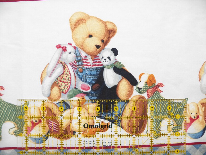 Pode incluir: Tecido com um padr&atilde;o repetido de animais de pel&uacute;cia amig&aacute;veis. Um ursinho de pel&uacute;cia, um panda e um coelho s&atilde;o as figuras centrais, com c&atilde;es e mais ursos no fundo. Os animais usam roupas e acess&oacute;rios. Uma r&eacute;gua transparente com linhas de grade amarelas est&aacute; em primeiro plano.