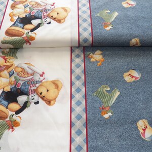 Pode incluir: Tecido com um padr&atilde;o repetido de ursinhos de pel&uacute;cia, patos e coelhos usando macac&otilde;es e chap&eacute;us. O tecido tem um fundo branco com uma borda azul e vermelha e um fundo azul semelhante ao jeans com desenhos de animais espalhados.