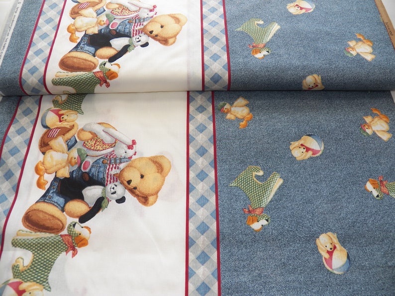 Pode incluir: Tecido com um padr&atilde;o repetido de ursinhos de pel&uacute;cia, patos e coelhos usando macac&otilde;es e chap&eacute;us. O tecido tem um fundo branco com uma borda azul e vermelha e um fundo azul semelhante ao jeans com desenhos de animais espalhados.