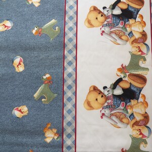 Pode incluir: Tecido com um padr&atilde;o repetido de ursinhos de pel&uacute;cia, pandas e outros brinquedos de desenho animado em um fundo branco. O lado esquerdo apresenta um padr&atilde;o semelhante ao jeans com c&atilde;es e patos de desenho animado. Uma borda quadriculada emoldura o design.