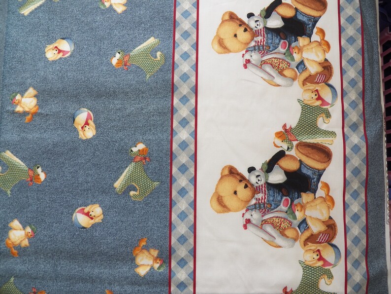 Pode incluir: Tecido com um padr&atilde;o repetido de ursinhos de pel&uacute;cia, pandas e outros brinquedos de desenho animado em um fundo branco. O lado esquerdo apresenta um padr&atilde;o semelhante ao jeans com c&atilde;es e patos de desenho animado. Uma borda quadriculada emoldura o design.