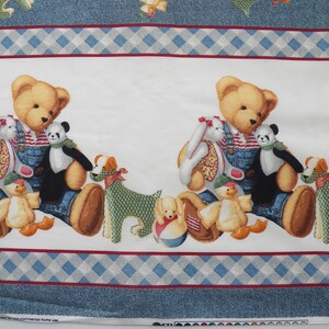 Pode incluir: Tecido com um padr&atilde;o repetido de ursos de pel&uacute;cia, coelhos, pandas e c&atilde;es. Os personagens usam macac&otilde;es de ganga e est&atilde;o sentados juntos. O fundo tem um padr&atilde;o xadrez azul e branco com uma borda vermelha.