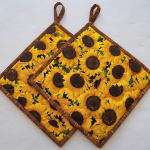 TWO Quilted Handmade Fabric Potholder covered in Sunflowers, Kitchen Potholder Decor, Gift for Mom, Heat Resistant Insulated Potholders