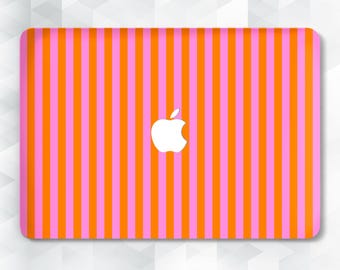 ストライプ柄のMacBookケース。シンプルで美しいデザイン。MacBook Pro 13 14 16 Air 13 15インチ、M2、M3、M4対応。オレンジとピンクのストライプ柄。トレンディでミニマルなパターン。Y2Kカバー。