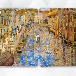 以下が含まれることがあります： ベネチアの運河の風景を描いた水彩画が特徴のiPadケース。アートワークは、橋、建物、ゴンドラ、人々を描いています。カラーパレットには青、黄、茶色が含まれており、クラシックで芸術的な美学を作り出しています。