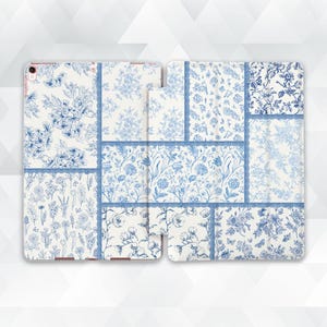 以下が含まれることがあります： パッチワークのデザインで、青と白のフローラル柄のiPadケース。ケースは前面と背面のカバー付きです。