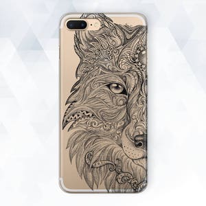 Puede incluir: Una funda transparente para teléfono con una ilustración detallada en blanco y negro de la cara de un lobo. La cara del lobo está dibujada en un estilo detallado e intrincado con muchas líneas y patrones.