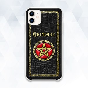 Peut inclure: Coque de téléphone noire avec un cadre doré et un design de pentagramme. La coque porte l'inscription "Grimoire".