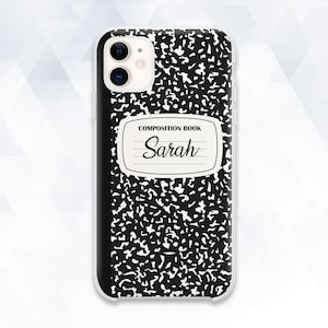 Puede incluir: Carcasa de teléfono negra y blanca con un diseño de cuaderno de composición. La carcasa tiene una etiqueta blanca que dice "Composition Book" y "Sarah".