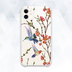 Puede incluir: Una funda transparente para teléfono con un diseño floral con flores rosas y rojas y dos colibríes azules y verdes. La funda está diseñada para un iPhone.