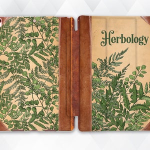 Pode incluir: Uma capa de iPad de couro marrom com um padrão de samambaias verdes e a palavra "Herbologia" impressa na frente.