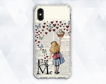 Può includere: Una custodia per telefono trasparente con un design stampato che presenta una ragazza che tiene un cupcake e circondata da cuori rossi e farfalle. Il testo "Eat Me" è stampato sulla custodia.