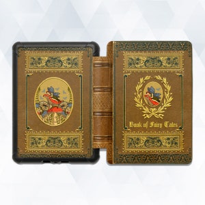 Peut inclure: Une couverture de livre noire et brune avec un motif doré. La couverture représente une fée assise sur un champignon avec des ailes bleues et le texte "Book of Fairy Tales".