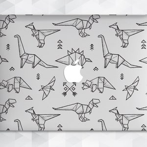 Op de afbeelding: Een laptop-huid met een geometrisch patroon van origami-dinosaurussen in zwart en wit. De huid is ontworpen om op een laptop te passen.