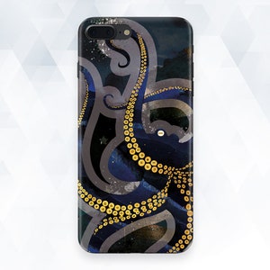 Puede incluir: Una funda de teléfono con un diseño de pulpo azul oscuro y dorado. El pulpo está estilizado con un contorno dorado y se coloca sobre un fondo azul oscuro.