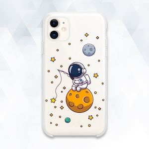 Może przedstawiać: Białe etui na telefon z kreskówkowym astronautą siedzącym na żółtym księżycu. Astronauta trzyma wędkę, a w tle są gwiazdy.