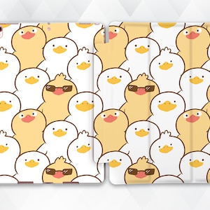Peut inclure: Une coque de téléphone blanche et jaune avec un motif de canards de dessin animé portant des lunettes de soleil. Les canards sont disposés en un motif répétitif.