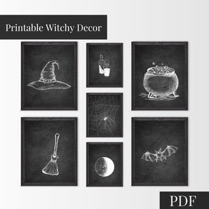 Puede incluir: Conjunto de ocho ilustraciones de decoración de bruja imprimibles en blanco y negro sobre un fondo de pizarra. Las ilustraciones incluyen un sombrero de bruja, un caldero, una escoba, una telaraña, un murciélago, una botella de poción, un vaso y una luna creciente.