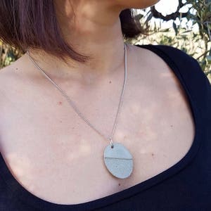 Pendants in cement. Concrete pendant. Minimalist pendant. Customizable pendant. Gift for her. Gift for graduation. Gift for friend.