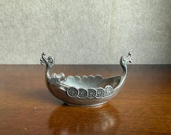 Vintage Hand Cast Håndstøpt TPB Tinn Norwegian Pewter Salt Cellar with Spoon, Viking Dragon Design, 1970s, Norway