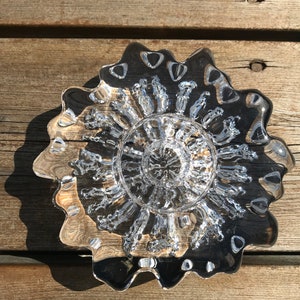 Pu&ograve; includere: Una ciotola di vetro trasparente con un bordo ondulato e un design testurizzato a bolle. La ciotola &egrave; vuota e sembra essere fatta a mano.