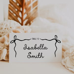 Modelo de Cartão de Lugar Criativo e Editável | Cartão de Lugar para Casamento | Cartão de Lugar para Recepção | Cartão de Lugar Moderno com Laço Manuscrito para Download Instantâneo | W2