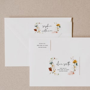 Könnte beinhalten: Zwei weiße Umschläge mit Blumendesigns und Text. Der obere Umschlag trägt den Text "sophia + william" und die Adresse "123 NO. 2 ST. NEW YORK, NY 12345 UNITED STATES". Der untere Umschlag trägt den Text "alice smith" und die Adresse "1380 DAK ST. NEW YORK, NY 10007 UNITED STATES".
