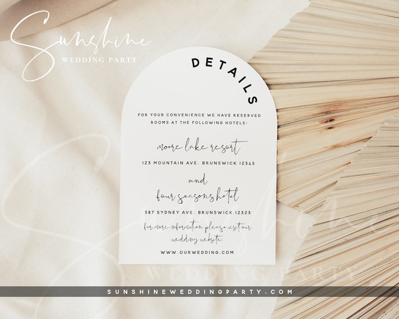 Op de afbeelding: Een witte, boogvormige kaart met zwarte tekst die "Sunshine Wedding Party" en "Details" luidt. De kaart bevat hotelgegevens voor een bruiloft, inclusief de namen en adressen van "Moore Lake Resort" en "Four Seasons Hotel".