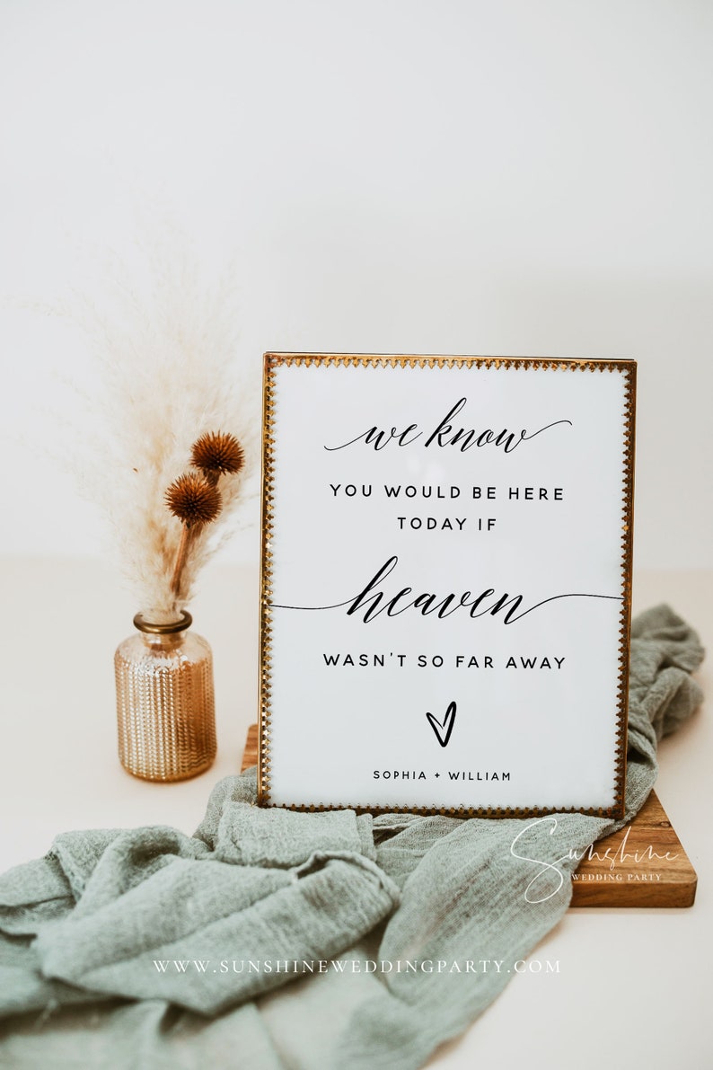 Peut inclure: Une pancarte dor&eacute;e avec un fond blanc et du texte noir qui dit "we know you would be here today if heaven wasn't so far away" avec un symbole de c&oelig;ur et les noms "Sophia + William".