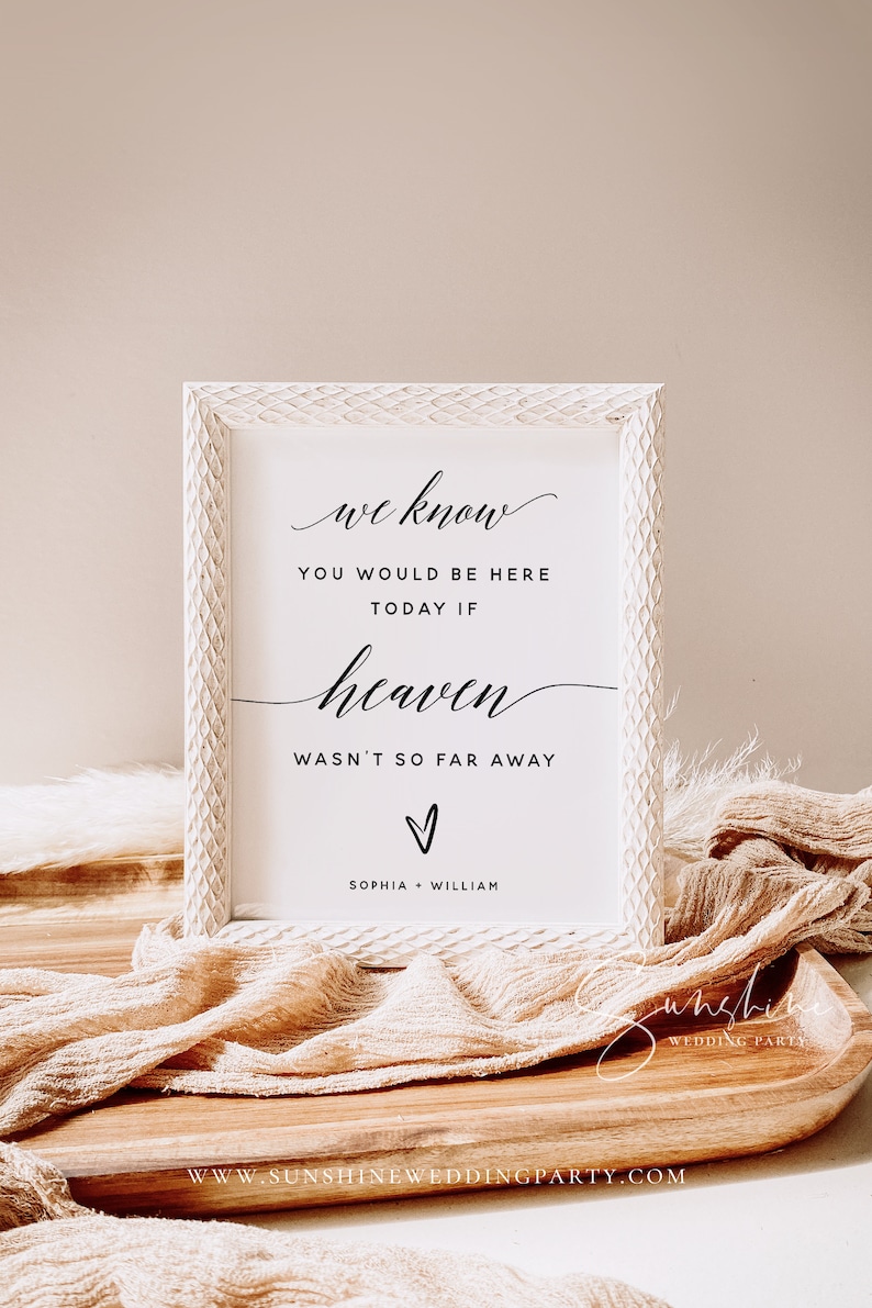 Peut inclure: Une pancarte encadr&eacute;e de blanc avec un texte en calligraphie noire qui dit "we know you would be here today if heaven wasn't so far away" avec un symbole de c&oelig;ur et les noms "Sophia + William" en dessous.