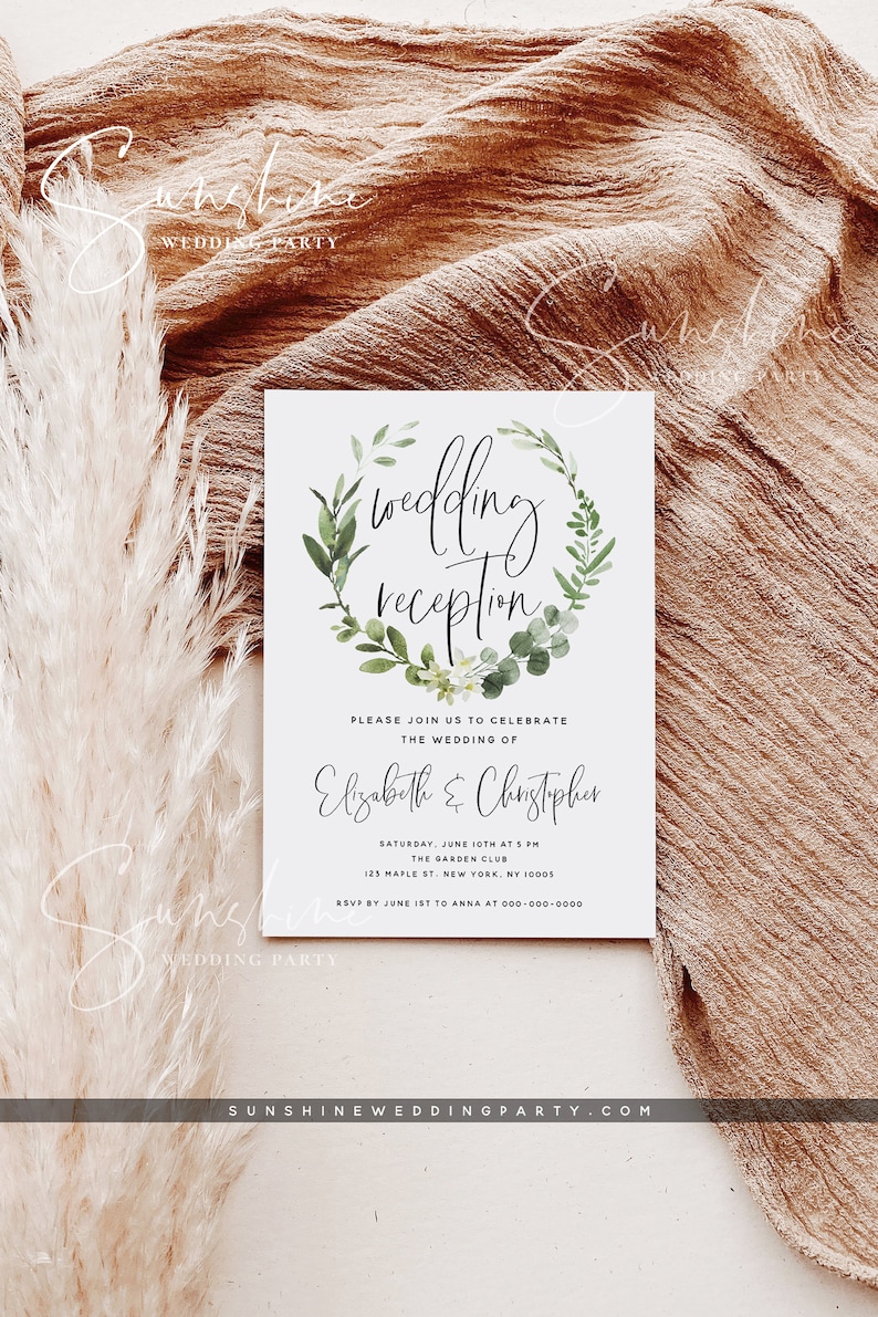 Puede incluir: Una invitaci&oacute;n de recepci&oacute;n de boda blanca con una corona de acuarela verde y el texto "recepci&oacute;n de boda". La invitaci&oacute;n incluye los nombres "Elizabeth & Christopher", la fecha y la hora de la recepci&oacute;n, la ubicaci&oacute;n y la informaci&oacute;n de RSVP.