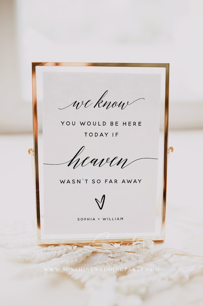 Peut inclure: Une pancarte blanche dans un cadre dor&eacute; avec le texte "we know you would be here today if heaven wasn't so far away" avec un symbole de c&oelig;ur et les noms "Sophia + William" en dessous.