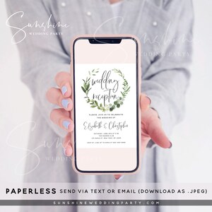 Puede incluir: Una invitaci&oacute;n digital a una recepci&oacute;n de boda con una corona de hojas verdes y el texto "wedding reception" en caligraf&iacute;a negra. La invitaci&oacute;n incluye los nombres "Elizabeth & Christopher" y detalles sobre la recepci&oacute;n de boda.