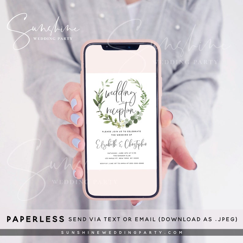 Puede incluir: Una invitaci&oacute;n digital a una recepci&oacute;n de boda con una corona de hojas verdes y el texto "wedding reception" en caligraf&iacute;a negra. La invitaci&oacute;n incluye los nombres "Elizabeth & Christopher" y detalles sobre la recepci&oacute;n de boda.