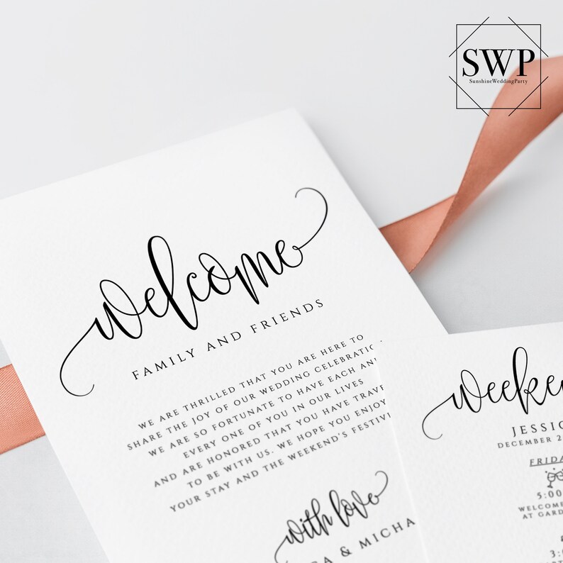 Puede incluir: Un cartel de bienvenida para una boda con el texto "Bienvenido Familia y Amigos" en una fuente cursiva. El texto contin&uacute;a con "Estamos encantados de que est&eacute;is aqu&iacute; para compartir la alegr&iacute;a de nuestra celebraci&oacute;n de boda. Somos tan afortunados de tener a cada uno de vosotros en nuestras vidas y nos sentimos honrados de que hay&aacute;is viajado para estar con nosotros. Esperamos que disfrut&eacute;is de vuestra estancia y de las festividades del fin de semana. Con amor, [Name] & [Name]"