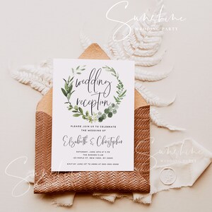 Puede incluir: Una invitaci&oacute;n a una recepci&oacute;n de boda con una corona de hojas verdes y el texto "recepci&oacute;n de boda" en escritura cursiva negra. La invitaci&oacute;n es para Elizabeth & Christopher e incluye la fecha, la hora y el lugar de la recepci&oacute;n. Tambi&eacute;n se incluye la informaci&oacute;n de RSVP.