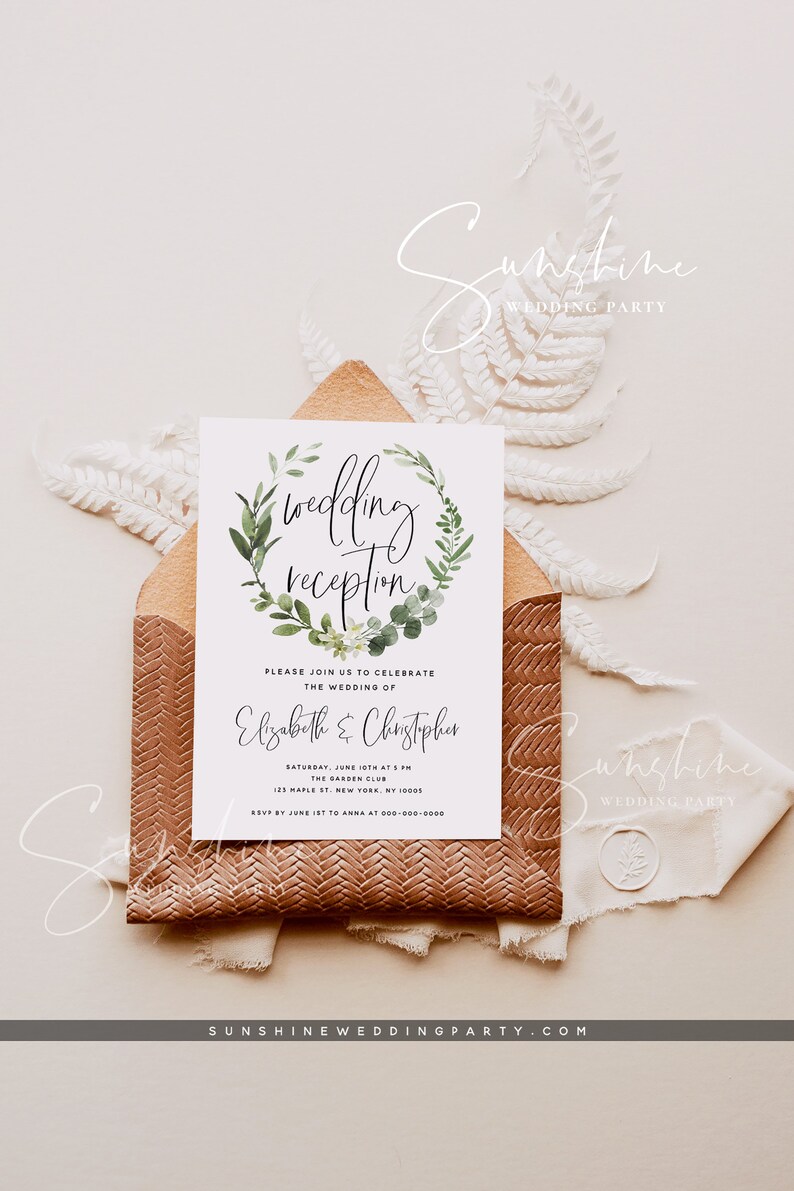 Puede incluir: Una invitaci&oacute;n a una recepci&oacute;n de boda con una corona de hojas verdes y el texto "recepci&oacute;n de boda" en escritura cursiva negra. La invitaci&oacute;n es para Elizabeth & Christopher e incluye la fecha, la hora y el lugar de la recepci&oacute;n. Tambi&eacute;n se incluye la informaci&oacute;n de RSVP.