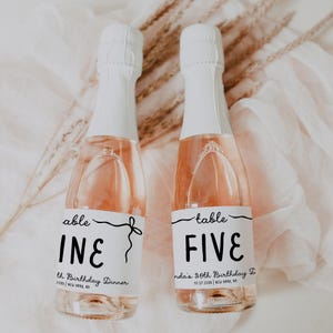 Etichetta per champagne mini con papillon stravagante, modello per numero di tavolo / Etichetta per bottiglia modificabile / Etichetta per bottiglia per compleanno, addio al nubilato, matrimonio / W2