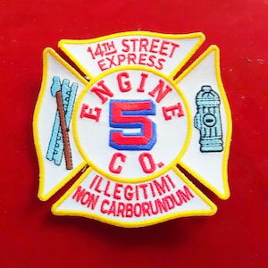 Könnte beinhalten: Weißer Feuerwehr-Patch mit einer roten und blauen Nummer 5, den Worten "Engine Co." und "14th Street Express" in Gelb und dem lateinischen Spruch "Illegitimi Non Carborundum" in Gelb.
