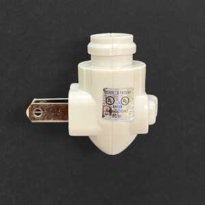 Op de afbeelding: Witte plastic stekker voor een nachtlampje met een standaard Nederlandse stekker en een ronde fitting voor een lamp. De stekker heeft een UL-gecertificeerd label met het nummer E187243.