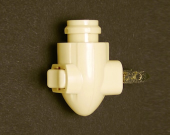 Op de afbeelding: Een witte plastic nachtlamp stekker met een ronde lamp en een schakelaar.