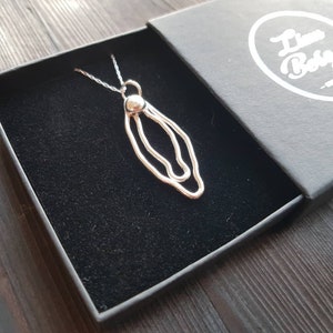 Collana vulva fatta a mano in argento sterling