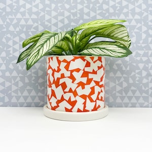 Jardinière en céramique orange rougeâtre avec pièces de puzzle, moyenne