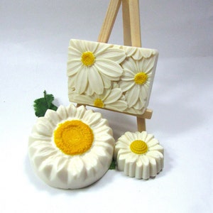 Daisy Soaps, Gift for Daisy Lover, Daisy Flower Decor, Gift for Mom, Daisy Gift Set, Floral Soaps for Grandma