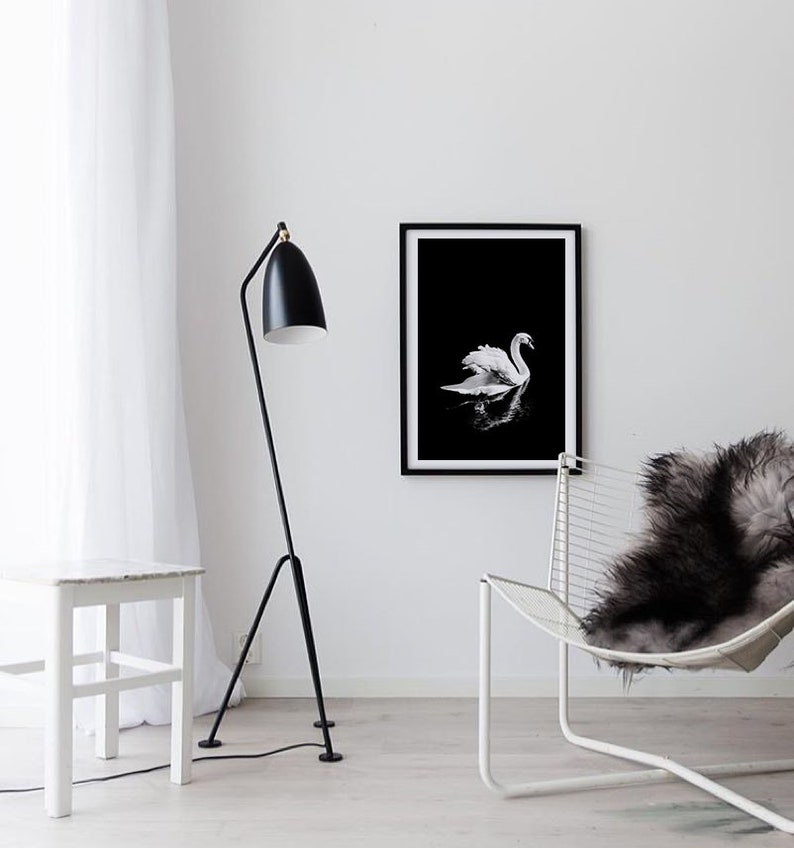 Impresión de cisne blanco, cartel minimalista de cisne, fotografía de cisne blanco y negro, arte de pared de reflejo de espejo, decoración escandinava, pájaro blanco elegante imagen 2