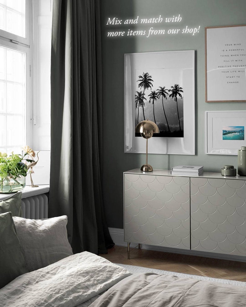 Puede incluir: Un interior de dormitorio con una c&oacute;moda gris con un patr&oacute;n de escamas &uacute;nico, una cama con ropa de cama de lino gris y una ventana con una cortina verde. Hay tres impresiones enmarcadas en la pared, una con una imagen en blanco y negro de palmeras, una con una cita sobre el pensamiento positivo y una con una imagen azul y blanca de agua. El texto en la pared dice "Tu mente es una cosa poderosa cuando la llenas de pensamientos positivos. Tu vida comenzar&aacute; a cambiar."