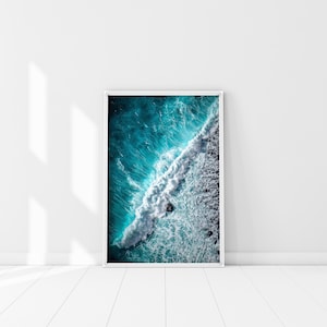 Impresión de roca negra, cartel del océano verde azulado, cartel aéreo, impresión de ondas diagonales, arte de la pared de la fotografía del océano, fotografía de drones, arte de la pared con vista al mar