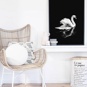 Impresión de cisne blanco, cartel minimalista de cisne, fotografía de cisne blanco y negro, arte de pared de reflejo de espejo, decoración escandinava, pájaro blanco elegante imagen 6