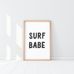 Surf Babe Print, High Fashion Surf Girl Poster, Coco Surf, Surf Babe Wandkunst, Strandhaus Surfer Dekor, Ocean Wave Art, California Decor